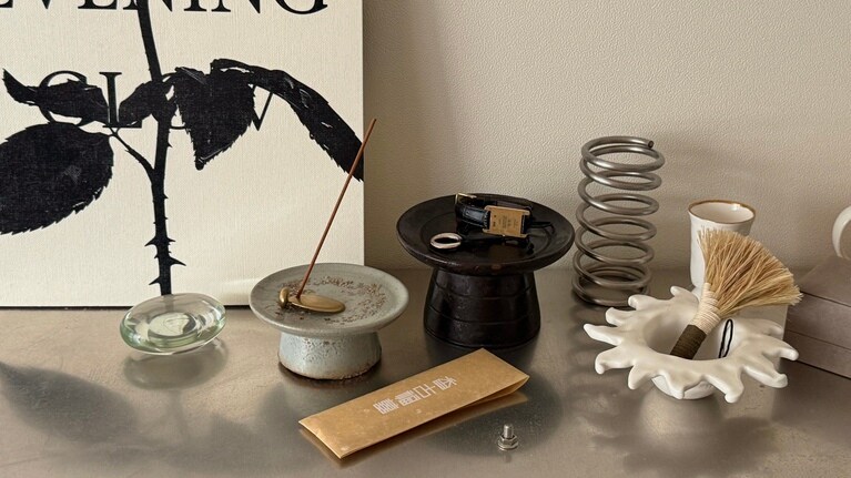 筆者は白磁祭器をお香立てに、木祭器にアクセサリーを置いて自宅で使用中。