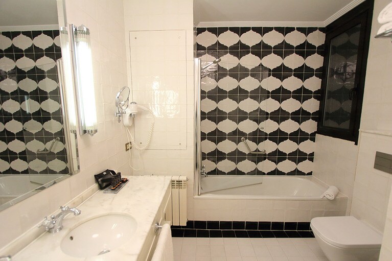 バスルームの壁もクラシックな雰囲気。