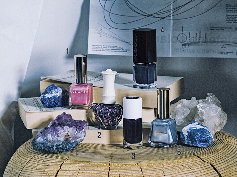 銀河や惑星に思いを馳せて指先に小さな宇宙を。StudioKhii スツール 65,000円／プレイマウンテン。