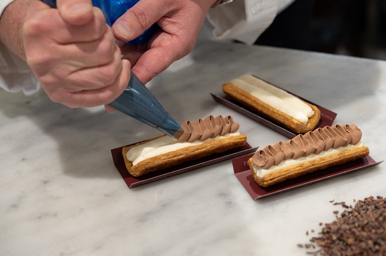 バニラが香る「バトン・ミルフィーユ」（864円）は好評のため、アトリエ店で引き続き販売するのだそう。