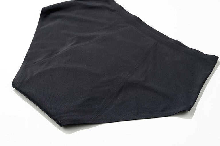 エアリズム吸水サニタリーショーツ（スタンダード・ジャストウエスト）1,990円。