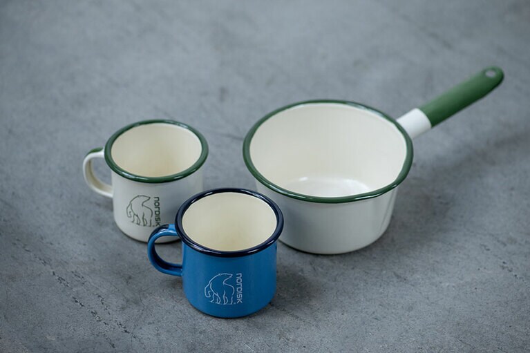 Madam Blå（マダムブルー）コラボ マグカップスモール（250ml）2,622円、ソースパン クリーム（900ml）8,030円／Nordisk（ノルディスク）