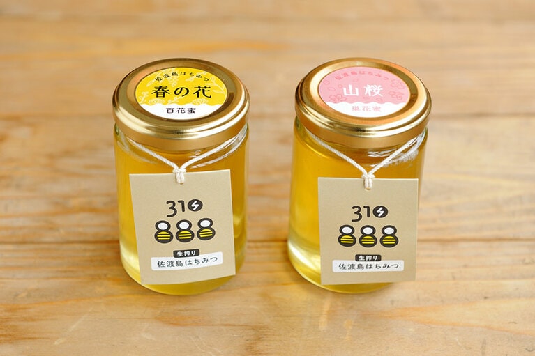 生絞り 佐渡島はちみつ 山桜 1,728円(右)／春の花 百花蜜 1,296円(左) (各160g)※ともに島内価格、数量限定。