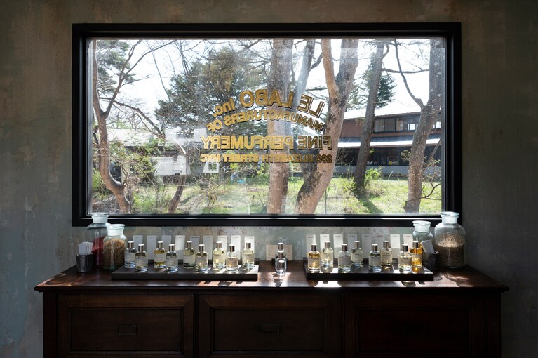 大きい窓から差し込む朝の光が落ち着いた店内を美しく照らす。