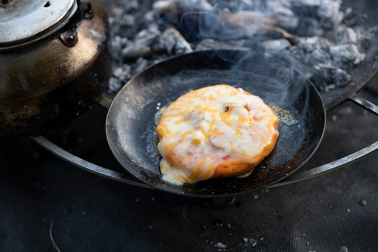 ピザの縁に焦げ目がついたら完成！