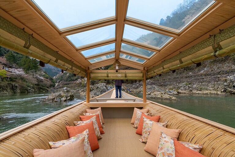 舟内には、京町家の犬矢来をイメージした竹の背もたれや草木染のクッション。