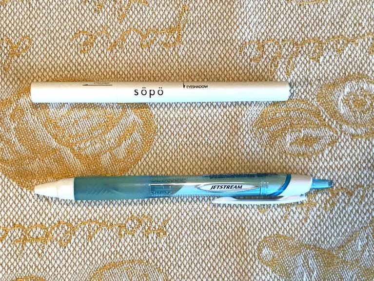 一般的なボールペンよりさらに小さい長さ、太さで、持ち歩きもラクラク。