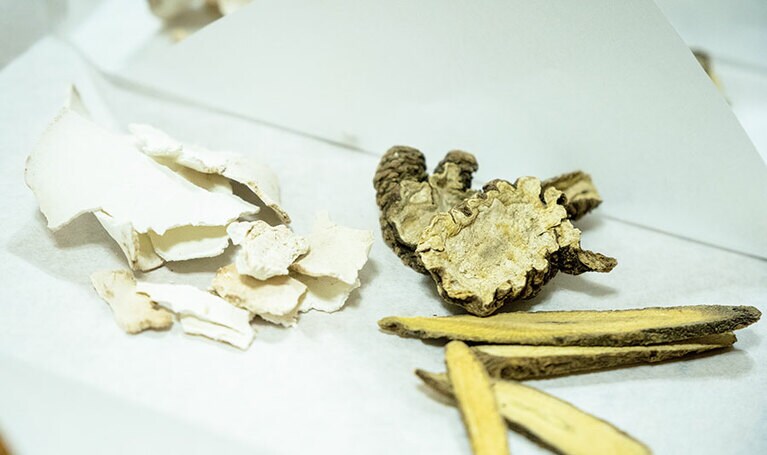 左から茯苓、川芎、甘草。造血作用のある韓方材。