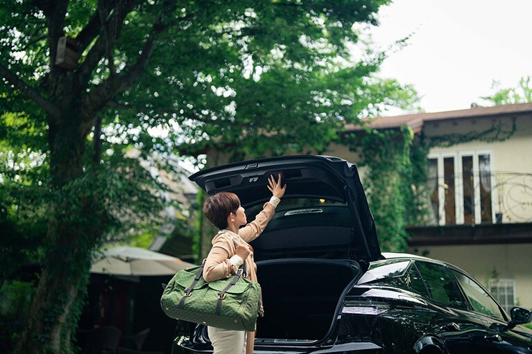 トランクはパワーゲート仕様なので、ボタンを押すだけで閉められるイージーさ。