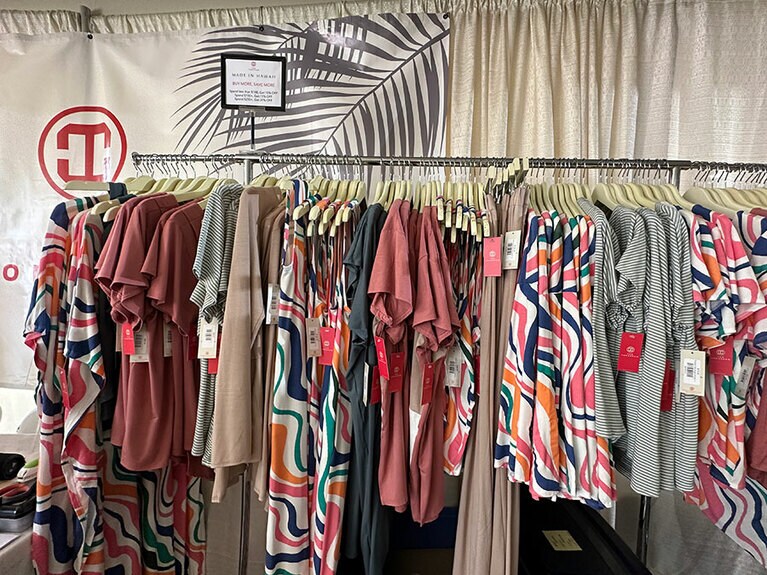 リゾートからシティまで着回せる、着心地抜群なテン・トゥモローの服。