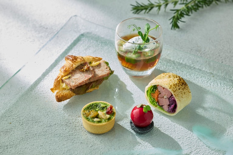 「スモークダックとオレンジコンフィチュールのトルティーヤ」ほか、「抹茶 ウィークデイアフタヌーンティー」（平日限定）のセイボリーのイメージ。平日・週末ともに、スコーンは、ヨーグルトとバターミルクで仕上げた2種類。その日の朝に作るできたてが提供される。