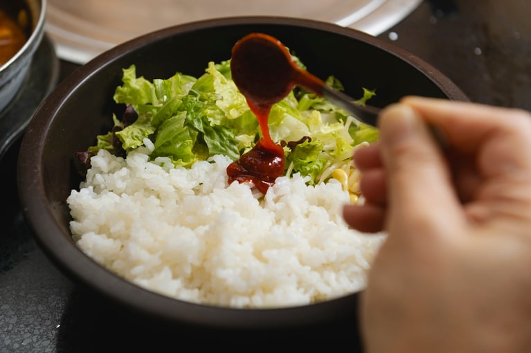 お好みでごはんにコチュジャンをかける。