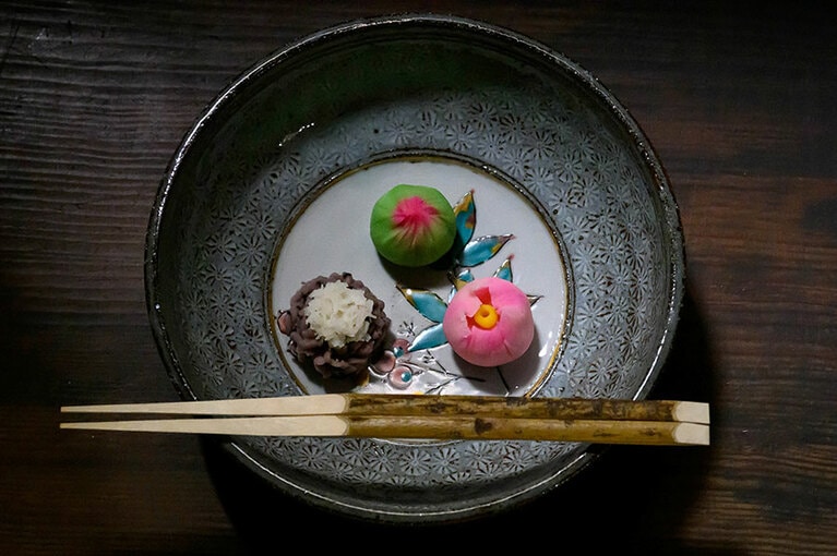 蕾椿、山茶花、木枯し。季節を映す上菓子は、地元の老舗和菓子店「しもつね」から。