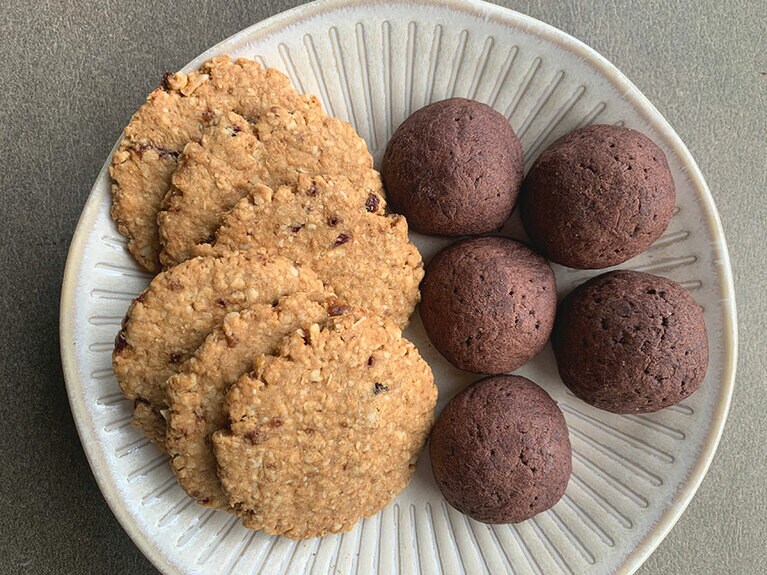 ◆オートミールクッキー 100元(1袋) 、ビターチョコクッキー 80元(1袋)、それぞれ消費期限は1カ月。