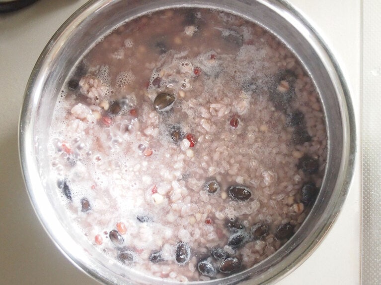 水分が足らなくなってきたら、その都度足しながら煮る。