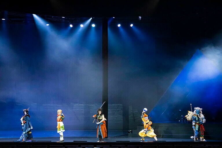 左からルール―（中村梅枝）、リュック（上村吉太朗）、アーロン（中村梅枝）、ワッカ（中村橋之助）、キマリ（坂東彦三郎）©SQUARE ENIX／『新作歌舞伎 ファイナルファンタジーⅩ』製作委員会