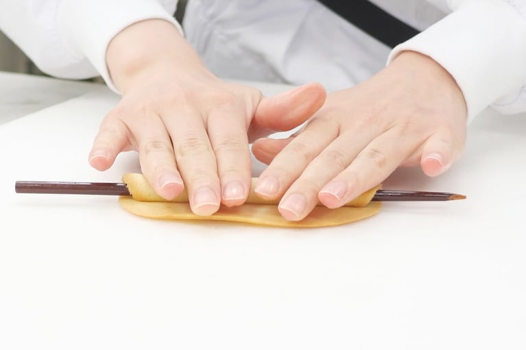 くるっと巻く！　現在この工程は自動化されています。
