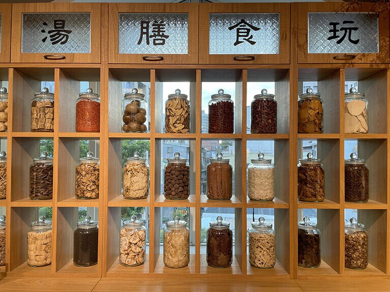 生薬が展示されたコーナーも。