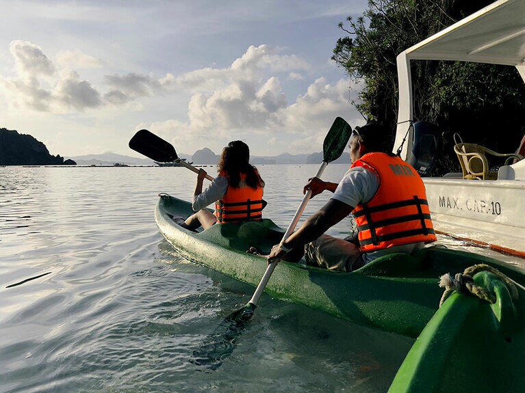 水深の浅いラグーンに入るためにはカヤックを使う。