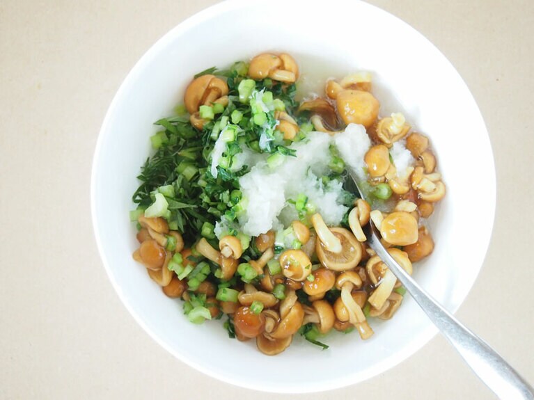 (4) ボウルに茹でたなめこ、(3)の食材、えごま油を入れて混ぜます。器に盛り付け、お好みで醤油を添えて完成です。