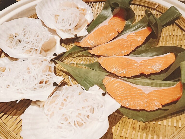 これまた高級食材のトキシラズや牡蠣。帆立には春雨をオン。さらに、牡蠣もやってきた。