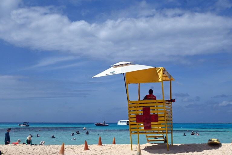 メインビーチにはライフセーバーも。アジア人観光客が多いです。