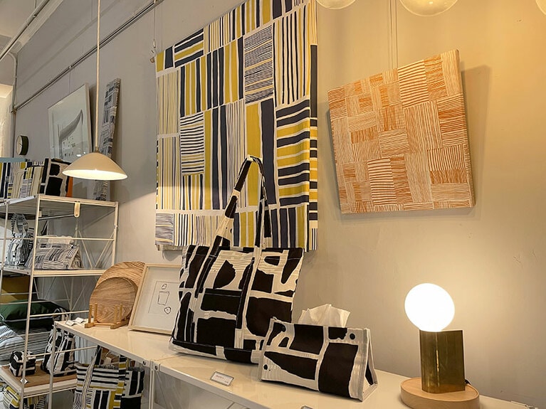 シンプルでぬくもりが感じられるデザインのアイテムが並ぶ店内。