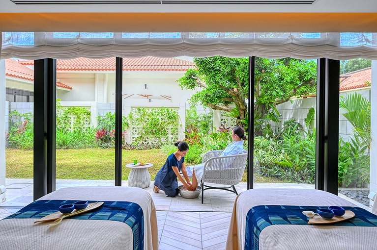 南国の植物に囲まれた「FUSAKI SPA」。ペアルームも完備しており、母娘、友人、カップルでの施術もおすすめ。