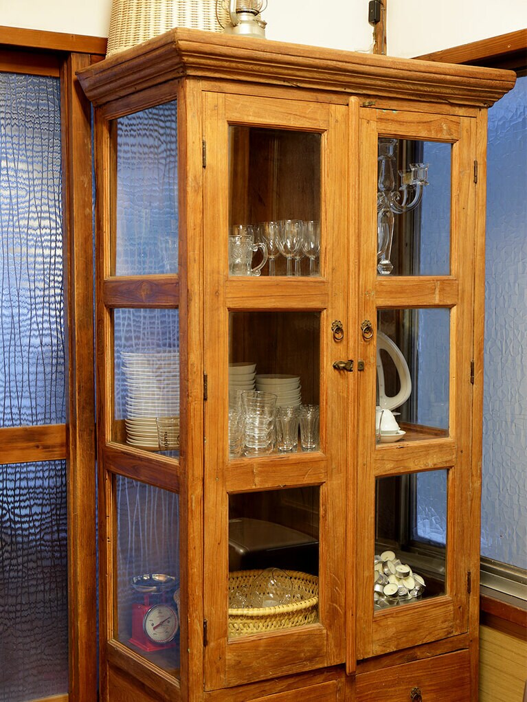 元店舗部分にインド製の棚が。純日本家屋にもしっくりと収まっている。