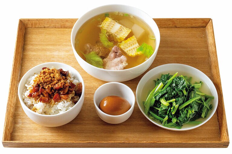 「B套餐」は魯肉飯（小）、茹で野菜、煮卵、大根とスペアリブのスープ、ウーロン茶のセット。200元。