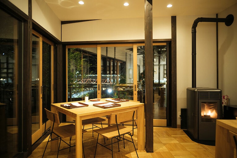 丘の上に佇む眺めのいいレストラン。11月からはライトアップされた気仙沼港を店内から見下ろすことができます。