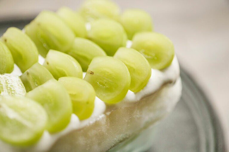 「八郷産のシャインマスカットとレアチーズ」。