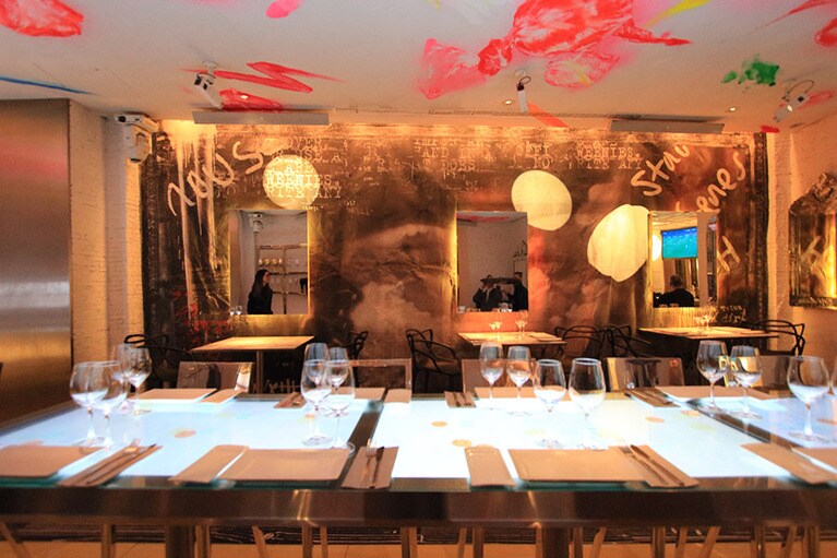 個室のデザインは、それぞれまったく違う。この部屋はテーブルにライトが仕込まれている。