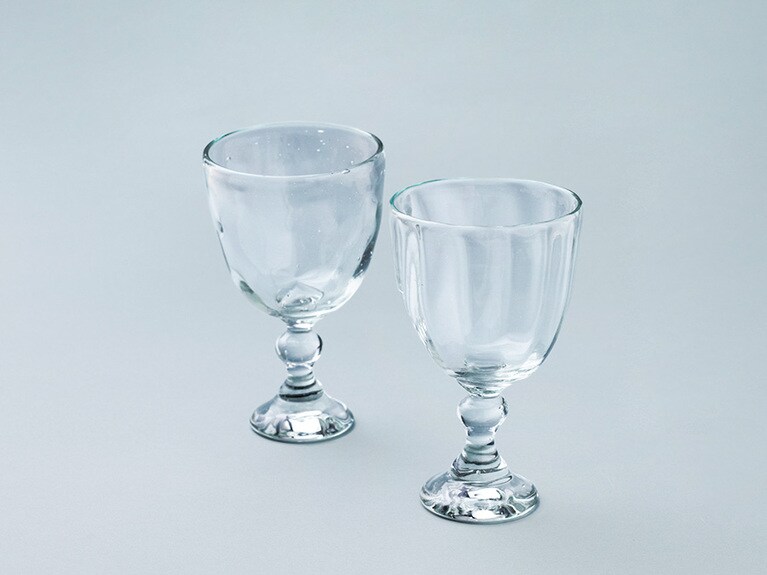 （奥）スピカゴブレット Φ約9×H約15.5cm 9,900円、（前）モールゴブレットΦ約10×H約15cm 9,900円／おおやぶみよ