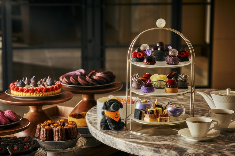 「ゴシックハロウィン アフタヌーンティー」平日1名9,400円～、土日祝1名11,000円～。写真はセリーンJr.付きプラン平日1名10,400円、土日祝1名12,000円（すべて税・サ込）。提供期間2025年10月1日（水）～31日（金）まで。