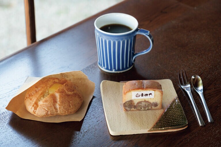 コーヒーと日替わりのお試しケーキ、シュークリームがセットになった「おとえもんのハッピーアワー特別セット」1,100円。平日の10:00～12:00、1日10セット限定。