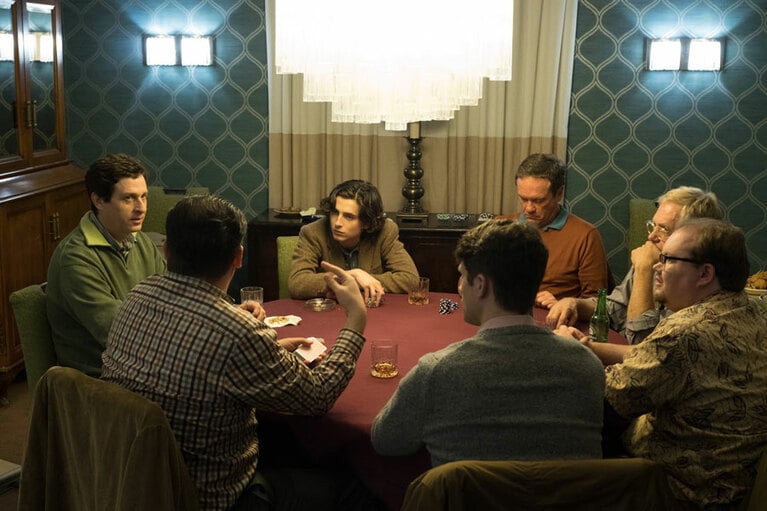 ラルフローレンの茶色の定番ジャケットをさらりと着こなし、ポーカーに興じる場面。