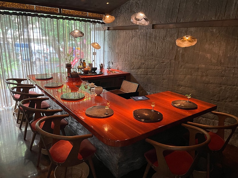 店内のカウンター席。まるで茶会に招かれたような雰囲気です。