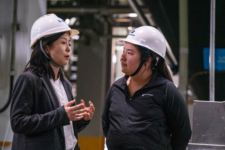 中国の提携企業のマーケティングディレクターと話しているミランダ・ワン氏（写真右）。© Rolex/Roman Meisenberg