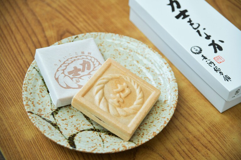 「力士最中」1個 230円。3個、5個、10個箱入りなどあり、電話で取り寄せできる。きんつば、三笠も取り寄せ可。