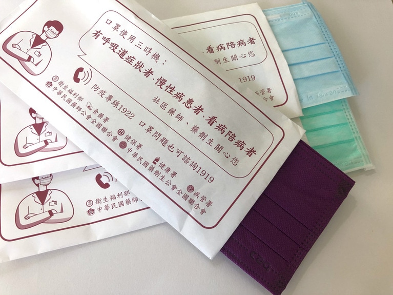 封筒を開けてみたらカラーマスクが！　水色や薄緑色がデフォルトの世界で、この“アタリ感”は格別。※写真はイメージです。