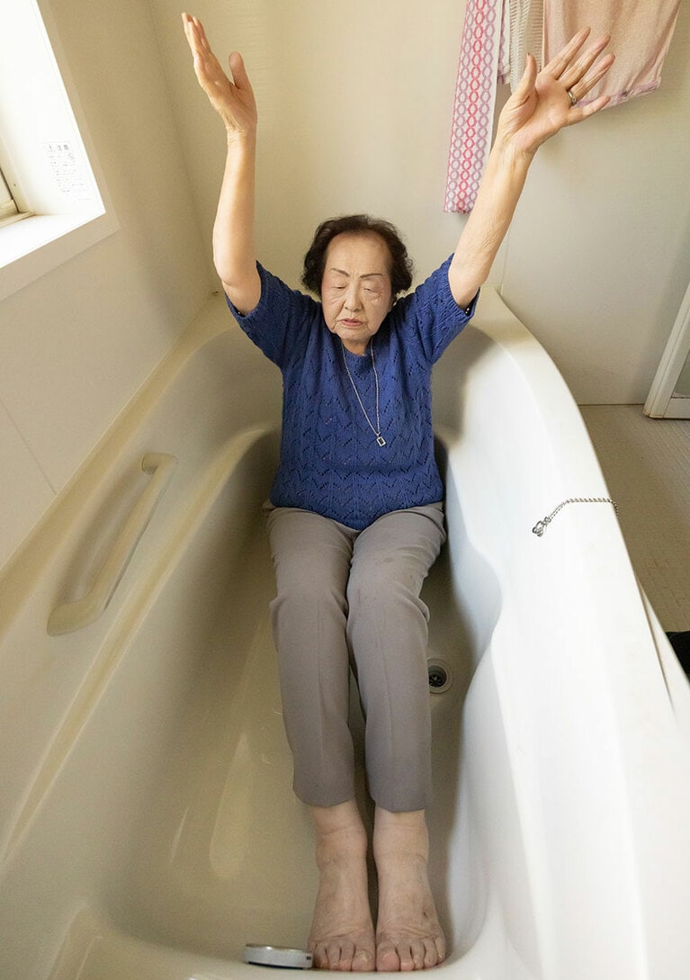 肩回りの体操をする堀野さん。