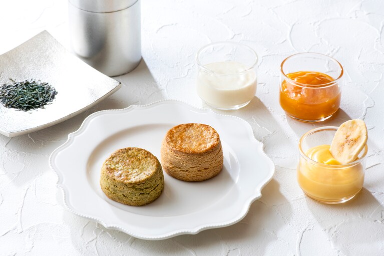 スコーンは、定番のプレーンと新茶を使用したスコーンの2種類。コンディメントは、クロテッドクリーム、トロピカルフルーツとアプリコットのジャム、バナナとレモンのクリーム。