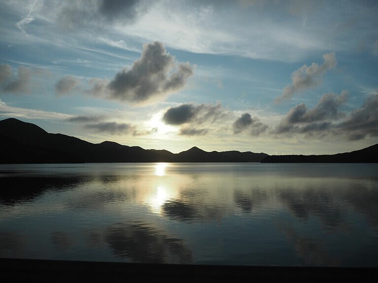 夕焼け空が波のない海に反射して、まるでウユニ塩湖のよう。
