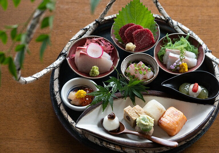 九州の恵みをふんだんに味わう和会席。美しい盛り付けも目を楽しませる。