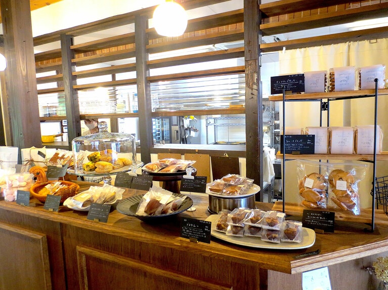 入り口を入ってすぐの右手、カウンターに並ぶ焼き菓子いろいろ。