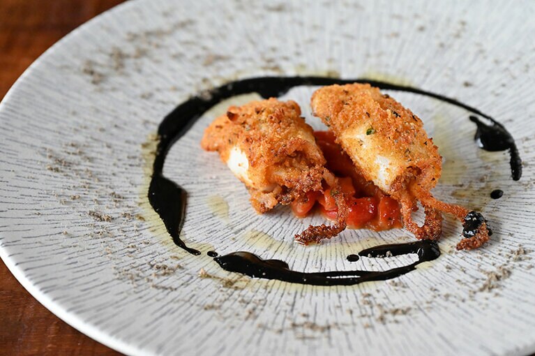 ディナーコースの前菜より、白イカの香草パン粉焼き。酢酸菌のソースがアクセント。