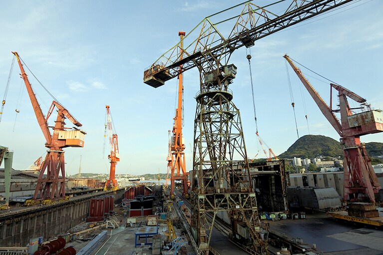 地元の人に“SSK”の愛称で呼ばれる造船所。ハンマーヘッド型クレーンは大正期に竣工し、いまだ現役。