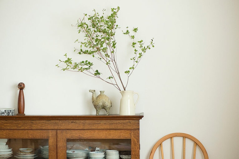 背の高い枝ものは、棚の上に飾っています。