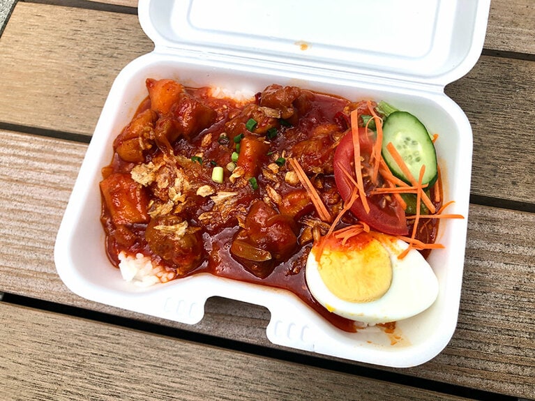 「スパイシーチキンライス」800円。甘辛の濃厚ソースがご飯にぴったり。ゆで卵がいい具合に辛みを中和。